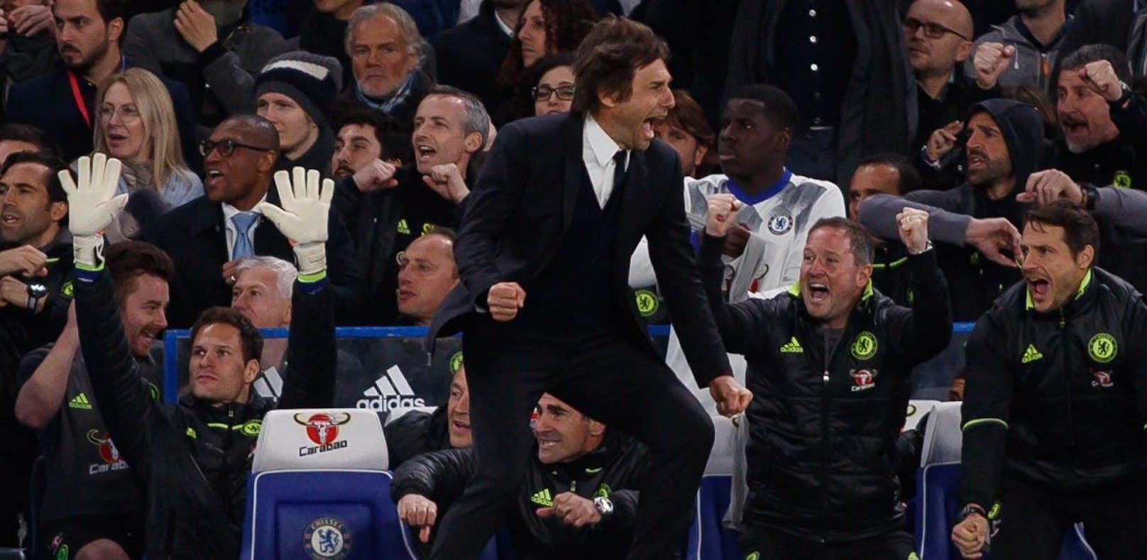 Chelsea-Coach Antonio Conte zeigt eindrucksvoll, was man unter einem ausgelassenen Jubel versteht.  