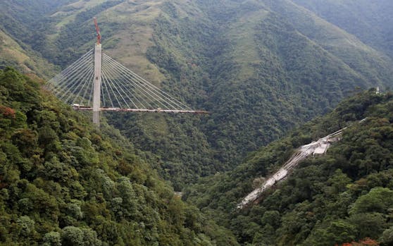 Unfassbar: Die Brücke in Chirajara nahe Bogota (Kolumbien) hätte im März eröffnet werden sollen. Jetzt brach ein 300-Meter-Stück ab. Es gab Tote und Verletzte. 