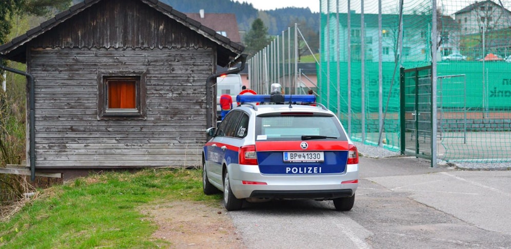 Hier zwischen Tennisplatz und Bach wurde der Bub überrollt.