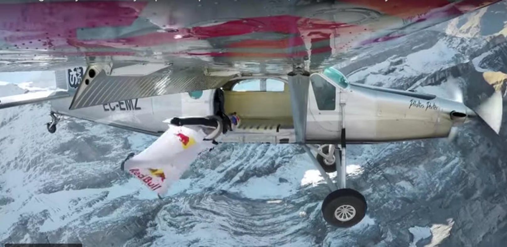 Basejumper springen von einem Berg in ein Flugzeug