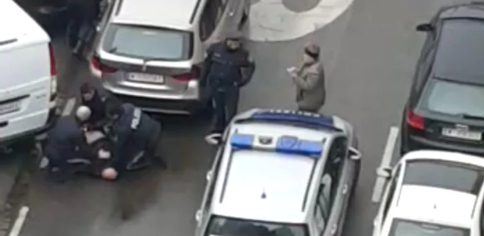 Bei der Festnahme wurden zwei Polizisten verletzt.