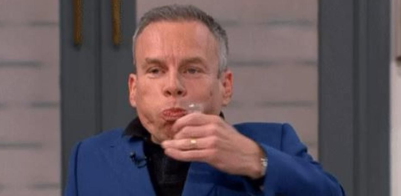 Heute.at - Warwick Davis kippt im TV ein Stamperl Urin