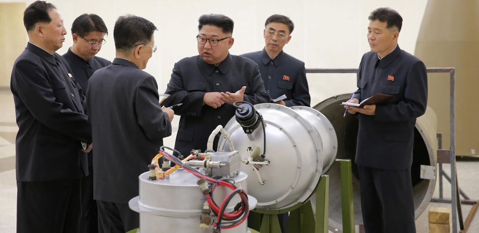Kim Jong-un inspiziert einen nuklearen Sprengkropf.