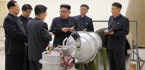 Kim Jong-un inspiziert einen nuklearen Sprengkropf.