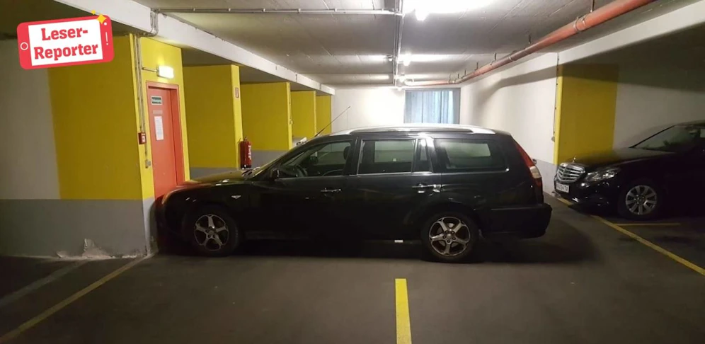 Handbremse vergessen: Ford Mondeo küsste Wand in Tiefgarage.