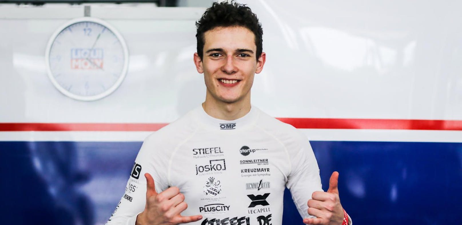 Der 18-Jährige fährt erst seine dritte Saison im Automobilsport. Nach zehn erfolgreichen Jahren im Kart wechselte er 2018 in die britische Formel Ford und wurde gleich Rookie-Champion.