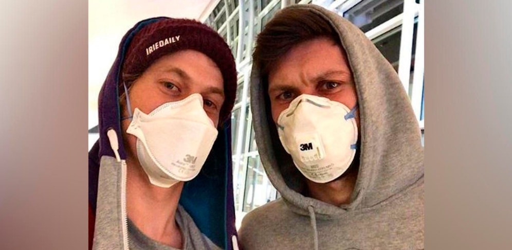 Hättet ihr die beiden erkannt? Hinter den Schutzmasken verbergen sich die ÖSV-Stars Manuel Feller und Michael Matt. 