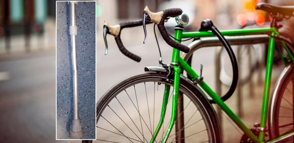 Einer der beiden Männer brach mit einer Krücke das Fahrradschloss auf.