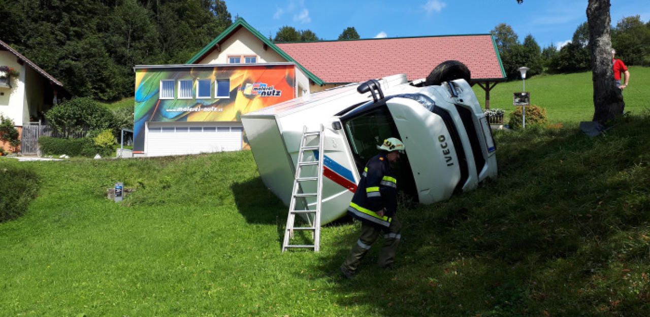 Heute.at - Lkw kam von Straße ab: Aushilfslenker im Spital