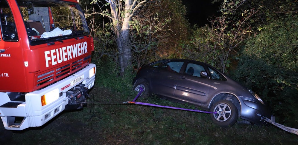 Der Unfallwagen hing über einem Bachbett.