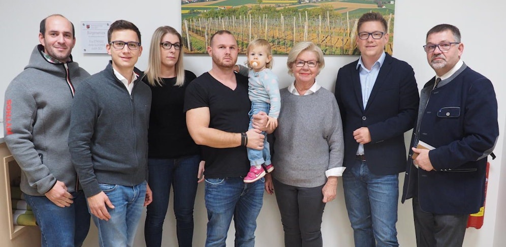 Die Hilfsorganisationen "Hilfe im eigenen Land" von Sissy Pröll (3.v.r.) und "Ziersdorf hilft" sammelten Spendengelder für Lea und René (Mitte).