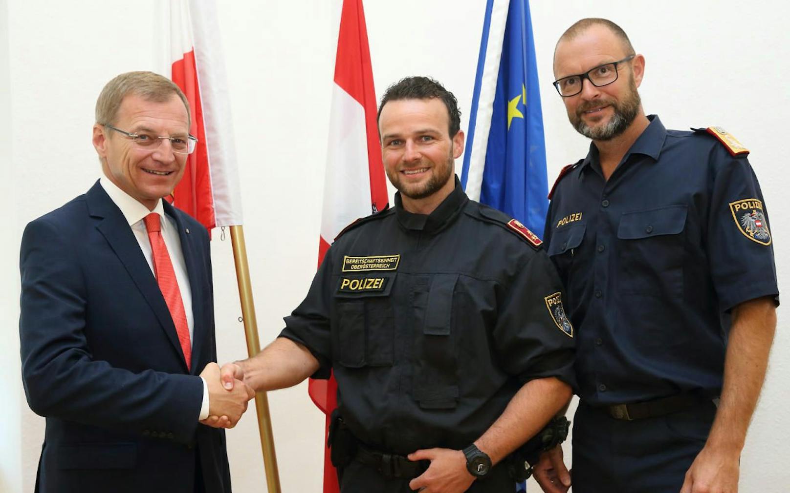 LH Thomas Stelzer (li.) mit Markus Vorderderfler (Leiter der neuen Einsatzeinheit in OÖ) und Polizeidirektor Andreas Pilsl.