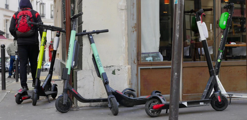 Symbolfoto von leihbaren E-Scootern. 