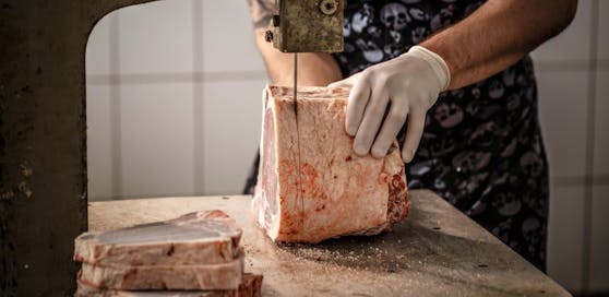 Bei der Arbeit schnitt der Mann ins falsche Fleisch.