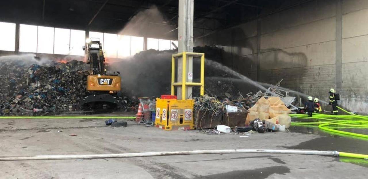 Heute.at - 100 Florianis bekämpfen Feuer in Entsorgungsfirma