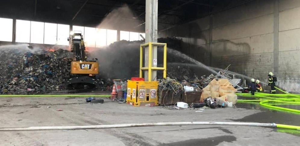 Feuer in Entsorgungsbetrieb.