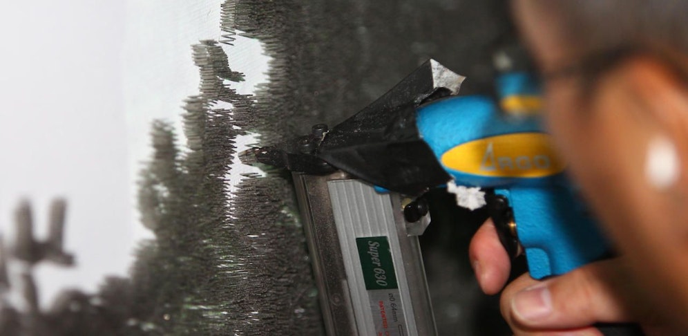 Der 26-Jährige verletzte sich mit einer Nagelpistole schwer.