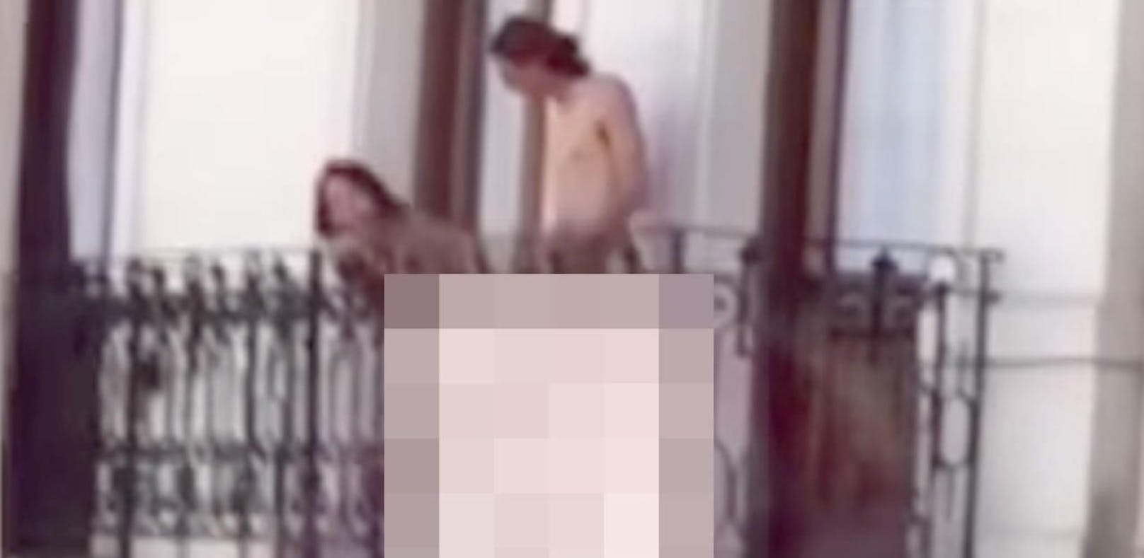 Sex am Balkon hat für Nackt-Paar ein Nachspiel