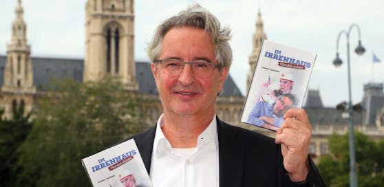 Robert Sommer mit seinem Erstlingswerk "Im Irrenhaus"