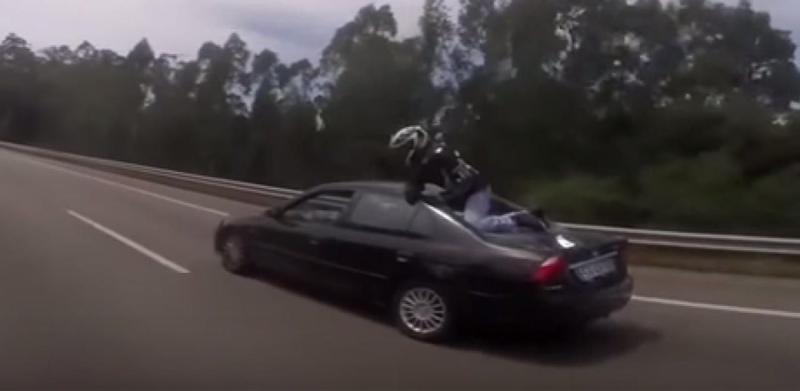 Biker rettet sich mit Sprung auf Auto vor Tod