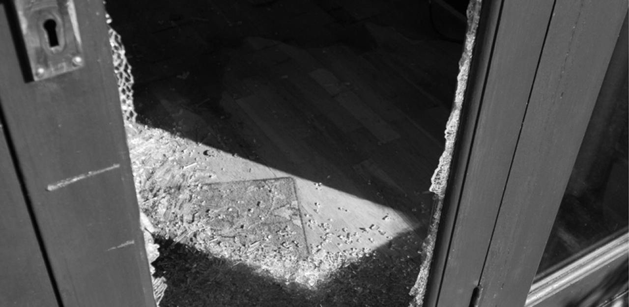 Heute.at - Schlüssel vergessen: Paar prügelte Scheibe ein