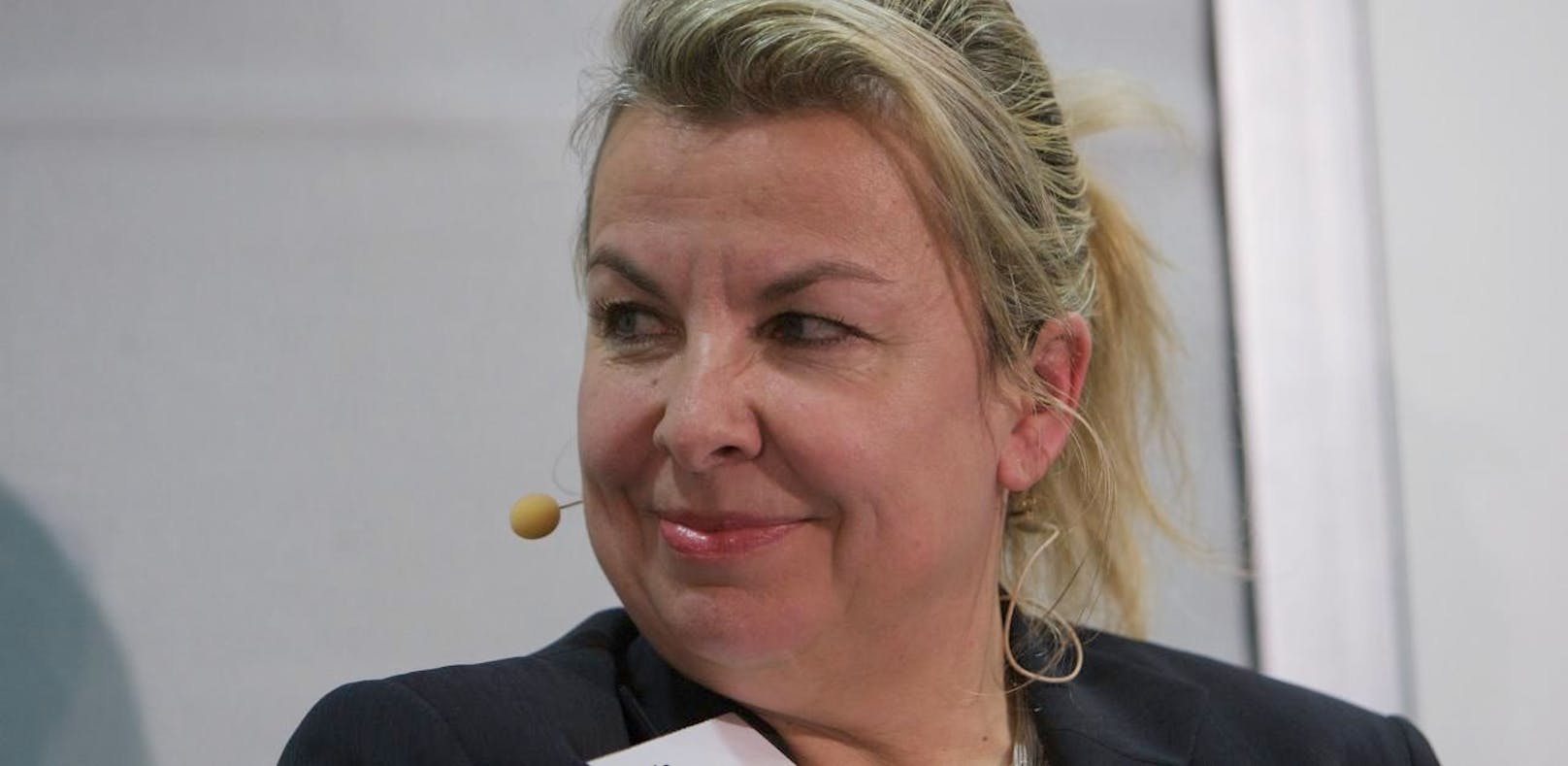 Sozialministerin Beate Hartinger war bis 2002 Abgeordnete im Parlament auf Seiten der FPÖ und langjähriges, leitendes Mitglied des Steiermärkischen Krankenanstaltenfonds (SKAFF).