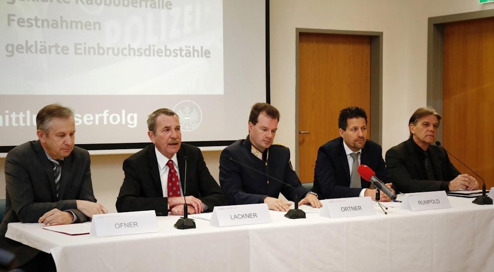 v.l.n.r.: Abteilungsinspektor Wolfgang Ofner, Generalmajor Wolfgang Lackner, Landespolizeidirektor Hofrat Mag. Gerald Ortner MA, Staatsanwalt Mag. Arnulf Rumpold, Chefinspektor Gerhard Marinitsch