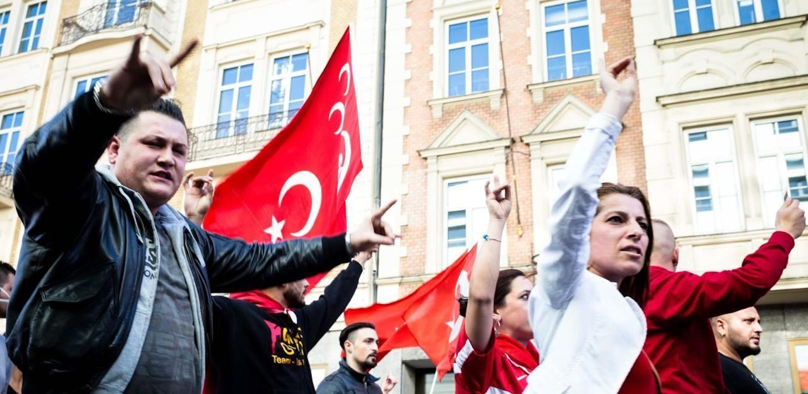 Aufmarsch von türkischen Nationalisten mit dem Wolfsgruß in München 2014.