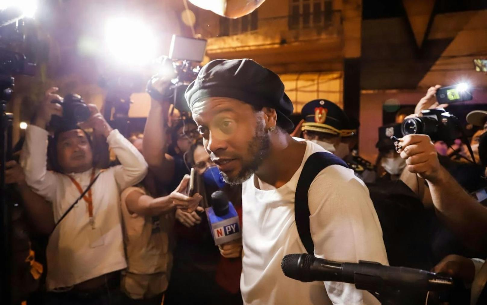 Fußball-Ikone Ronaldinho durfte das Gefängnis verlassen. 