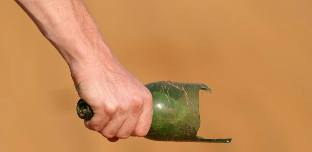 Der 26-Jährige attackierte die Männer mit einer zerbrochenen Bierflasche