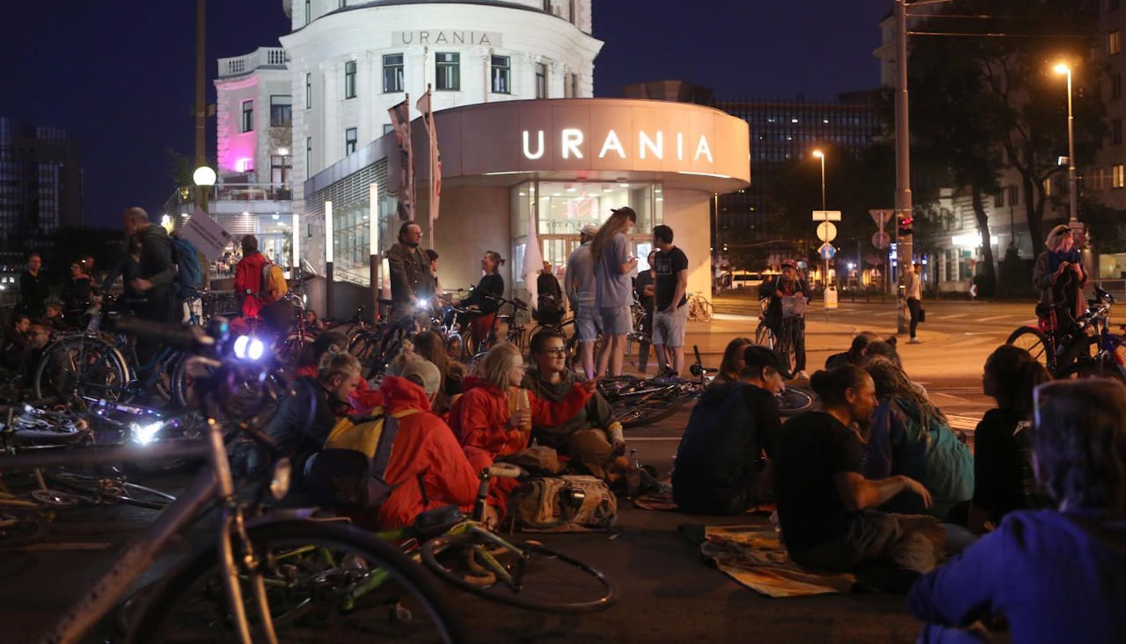 Bei der Urania blockierten Radfahrer die Fahrbahn.

