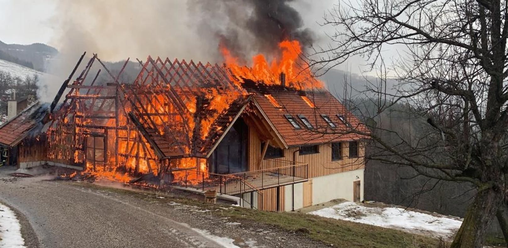Bäuerliches Anwesen lichterloh in Flammen