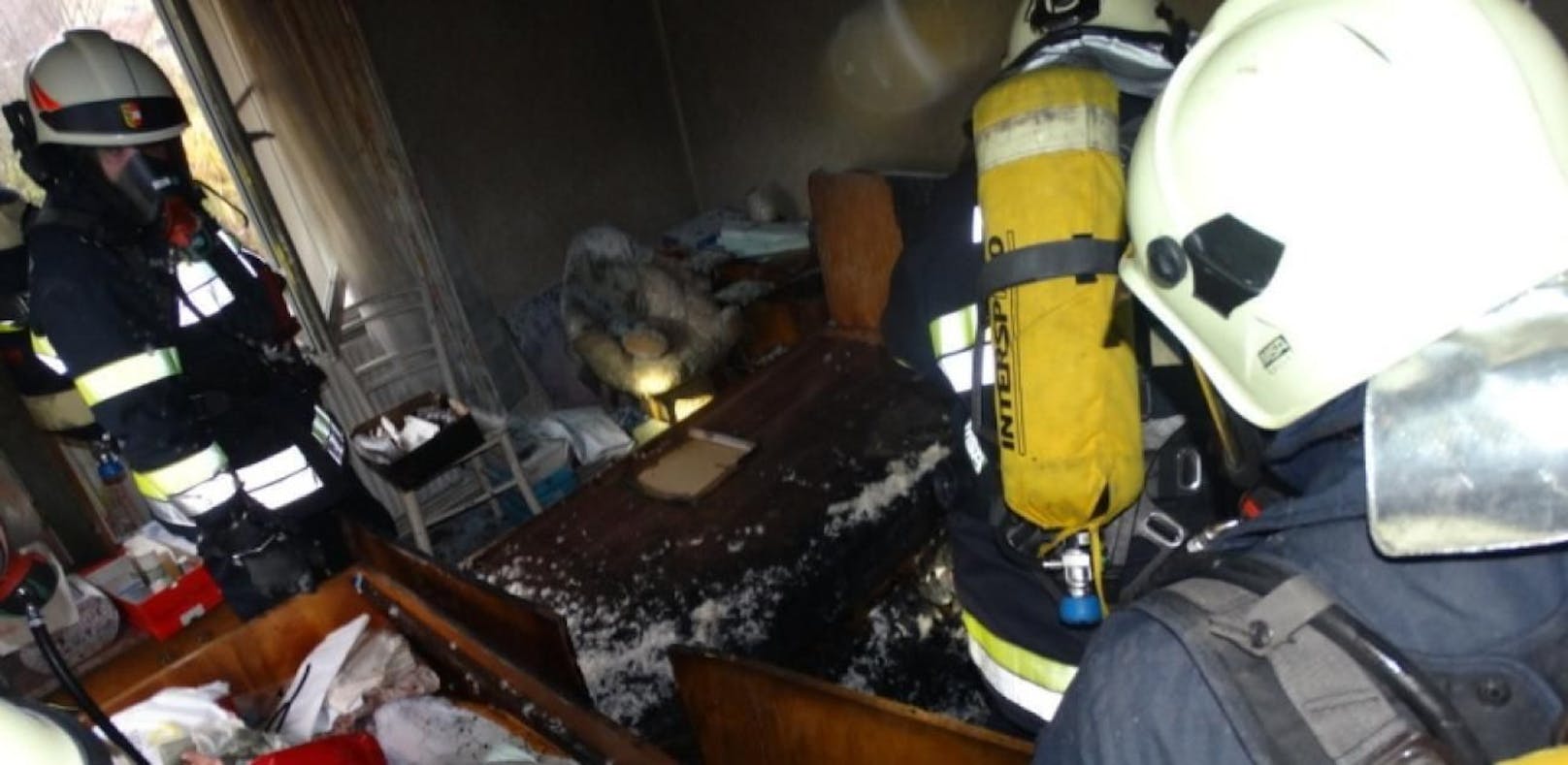 Defekte Heizdecke setzt Schlafzimmer in Brand
