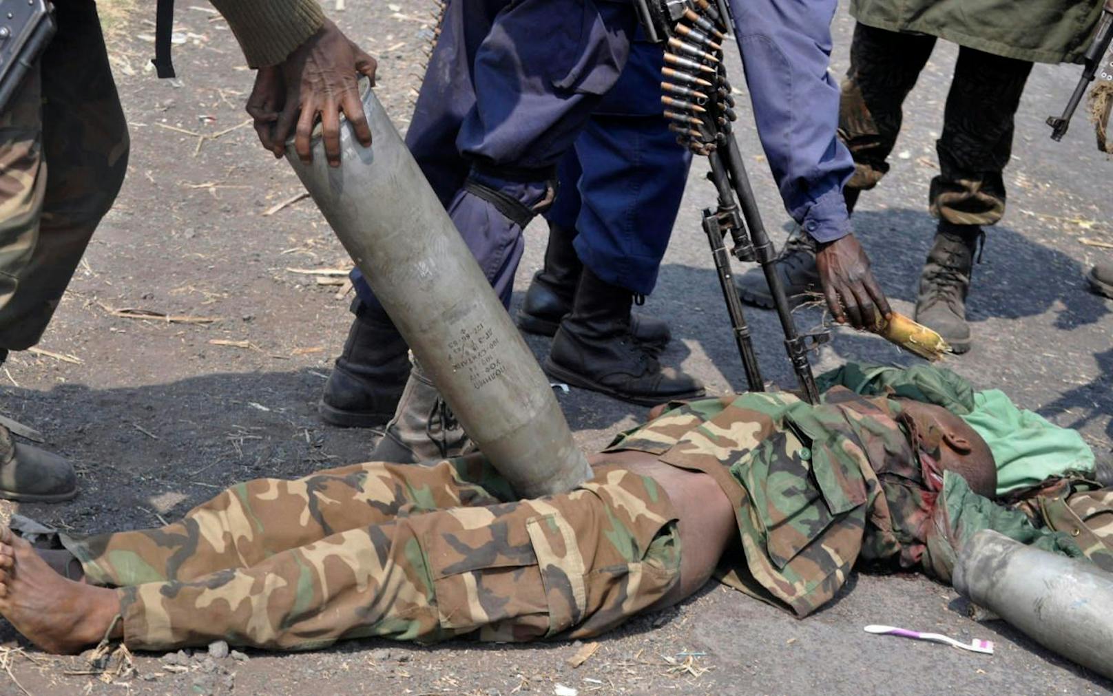 Täglicher Horror in der Demokratischen Republik Kongo: Regierungssoldaten mit der Leiche eines Rebellenkämpfers. 