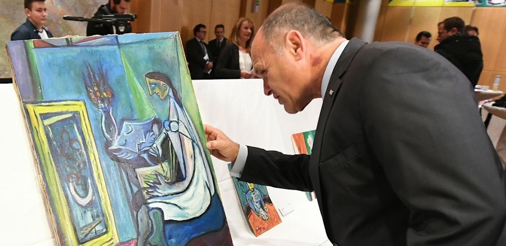 Innenminister Wolfgang Sobotka (ÖVP) begutachtet die Fälschungen.