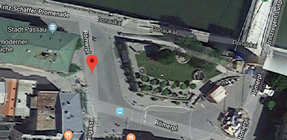 Am Römerplatz in Passau wurde eine 13-Jährige zum Einsteigen ins Auto aufgefordert.