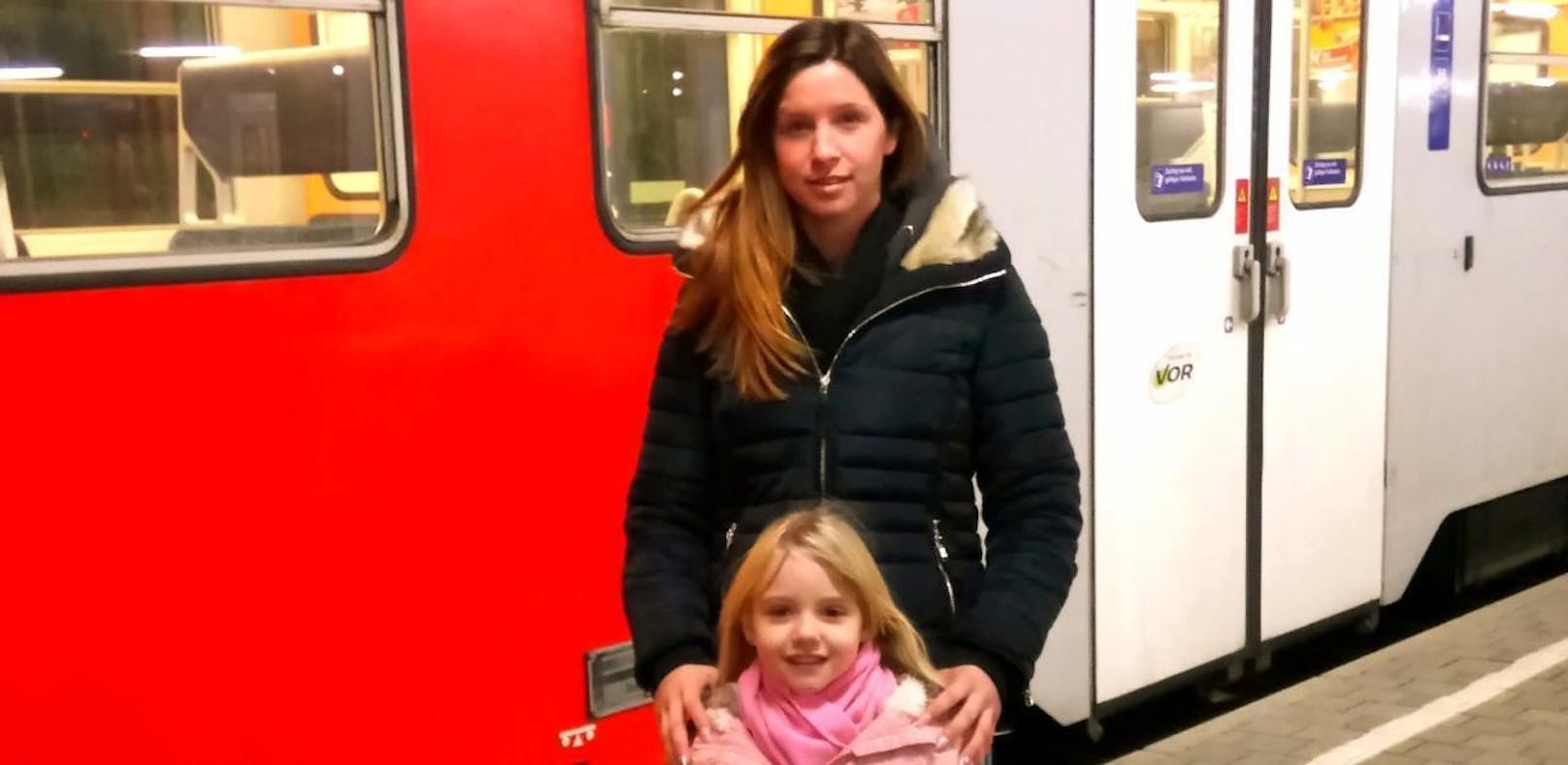 Carina F. mit Töchterchen Charline am Bahnhof.