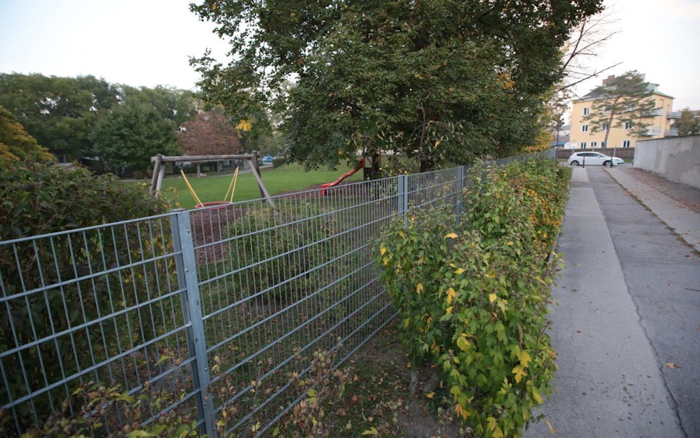 An diesem Zaun masturbierte der Mann, sprach Kinder an.