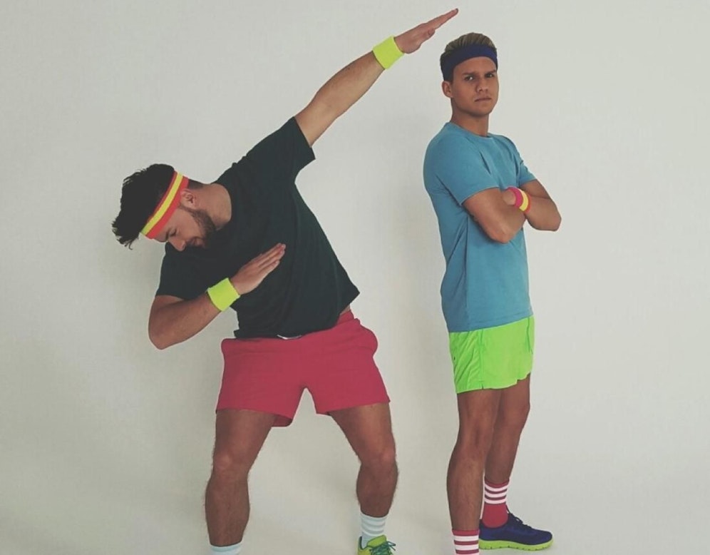 Krappi "dabbt" und KsFreak in der "Boss"-Pose. 