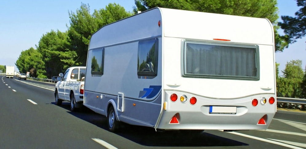 Symbolfoto eines Autos mit Anhänger.