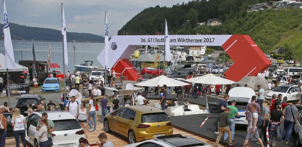 Beim GTI-Treffen am Wörthersee kaufte sich der 21-Jährige ein gefälschtes Wunschkennzeichen.