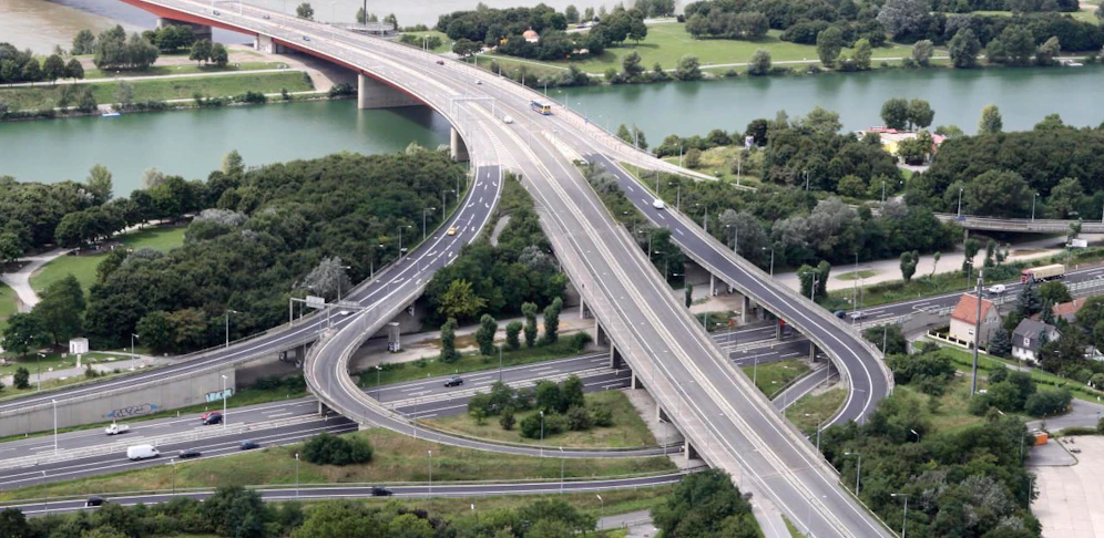 Blick vom Donauturm auf die A22 und Brigittenauer Brücke.