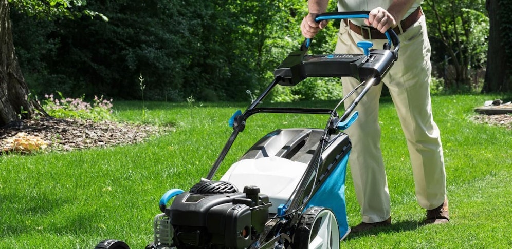 Der Mann geriet mit dem Fuß unter den Mäher.