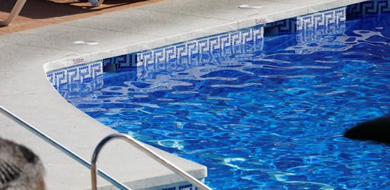 In einem Hotel an der Costa del Sol in Spanien spielte sich am Dienstag ein Drama ab. Drei Personen starben. Die Todesursache ist noch unklar.