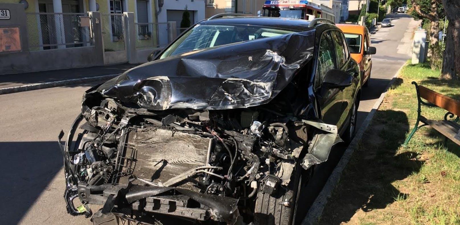 Frau verletzt: SUV krachte in Gemeindefahrzeug