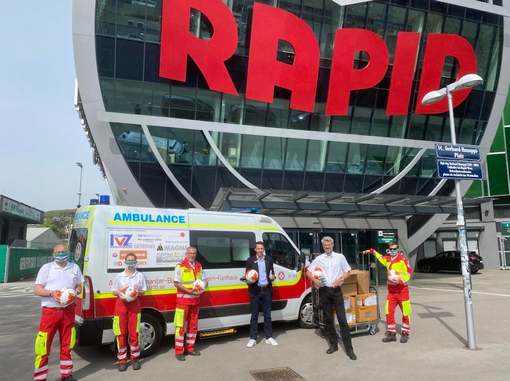 Rapid spendet Masken und Bälle an den Arbeiter Samariterbund.
