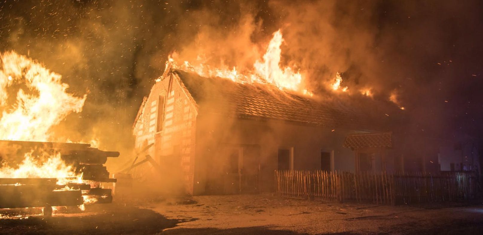 Flammen-Meer: Der Brand griff von einem Schuppen auf das Wohnhaus über. 