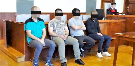 Vier der Angeklagten vor Gericht.