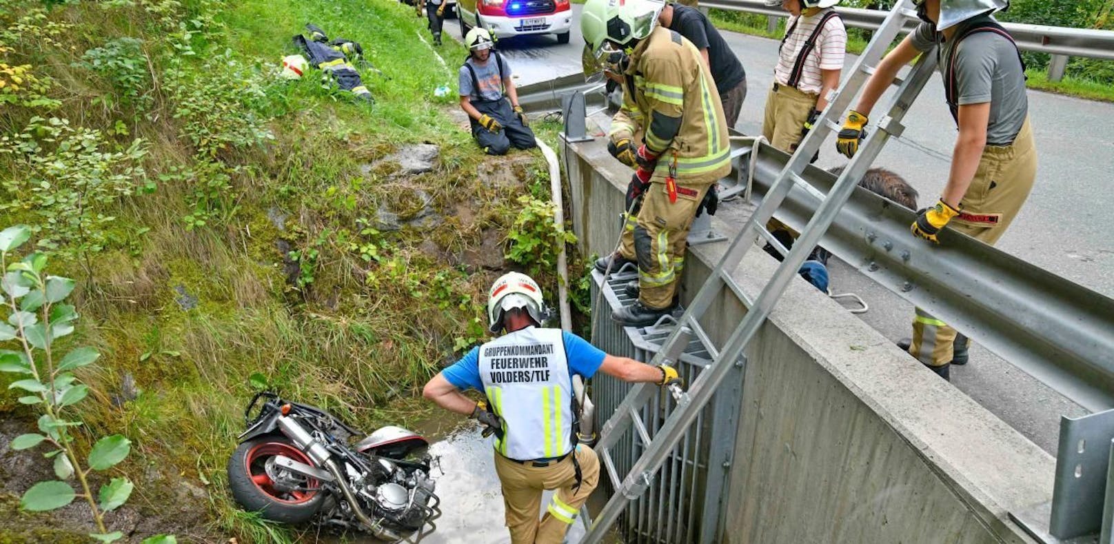 Biker in Wasserbecken gestürzt, Radler rettet ihn