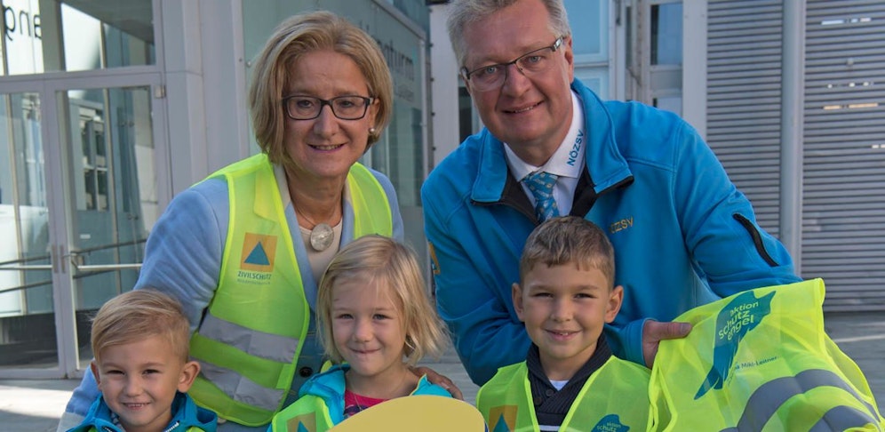 Johanna Mikl-Leitner und Christoph Kainz bei der Übergabe der Schutzwesten in der Volksschule in St. Pölten-Ratzersdorf.